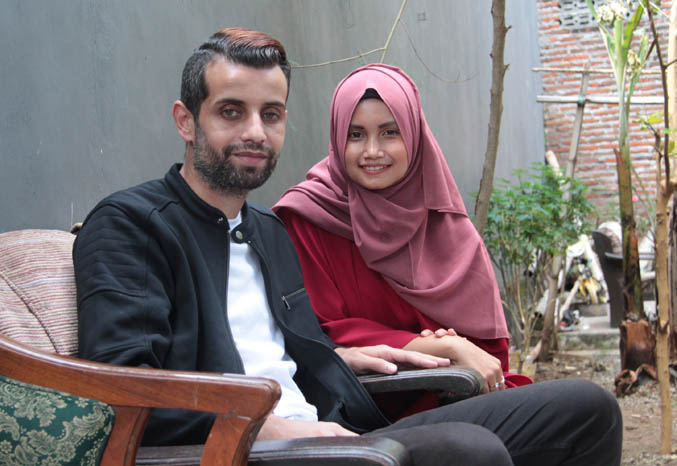 ANTAR NEGARA: Intan Kencana Putri bersama suaminya, Hamada Nassar (kiri). Pria asal Deir Al-balah, Palestina, menikahi Intan 2020 silam. (Foto: Agus Faiz Mulseh/Jawa Pos Radar Bromo)