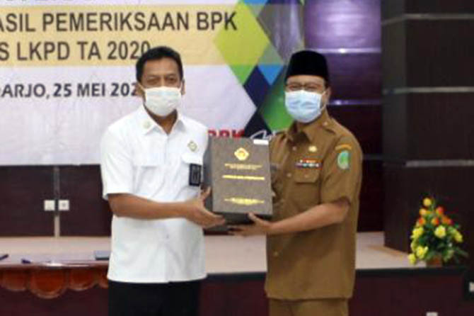 WTP: Wali Kota Pasuruan Saifullah Yusuf saat menerima WTP dari BPK, Selasa (25/5). (Istimewa)