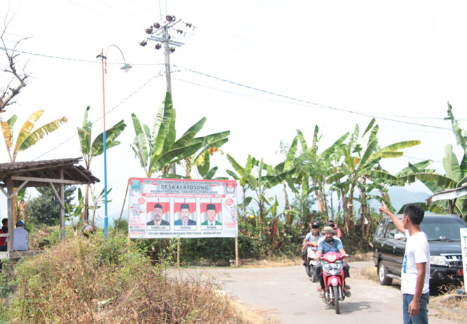 MERESAHKAN: Warga menujuk ke arah kabel JTM yang mengeluarkan bunyi dan percikan aliran listrik saat malam hari di Desa Kertosono. (Foto: Agus Faiz Musleh/Jawa Pos Radar Bromo)