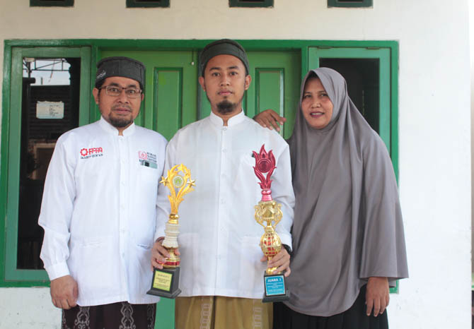 SUMBER MOTIVASI: Zainal Iqbal Fadhlur Rohman diapit ibu dan ayahnya, Yakhkub dan Siti Halmah. (Foto: Agus Faiz Musleh/Jawa Pos Radar Bromo)