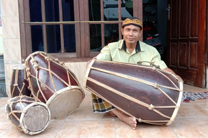 KREATIF: Bedjo Santoso dan aneka kreasi kendang miliknya. (Rizal F. Syatori/Radar Bromo)