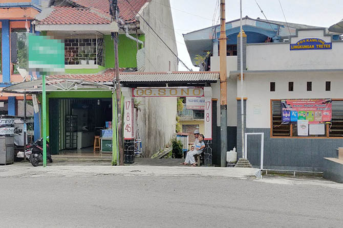 LENGANG: Gang Sono yang kerap dikunjungi lelaki hidung belang. Sejak pandemi, kondisi sejumlah wisma di kawasan Tretes kian sepi. (Rizal Syatori/Radar Bromo)
