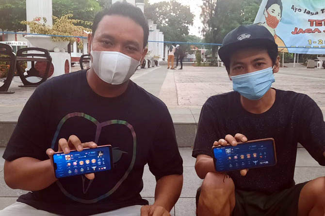 MAKIN DIGEMARI: Fian (kiri) dan Ando, anggota MLBB Kota Pasuruan. E-Sport kini makin banyak peminatnya. (Foto: Fahrizal Firmani/Jawa Pos Radar Bromo)