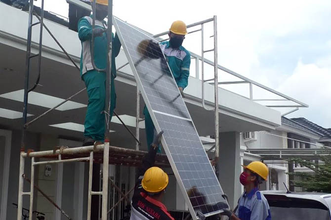 TENAGA SURYA: Pelajar SMKN 1 Bangil mendapatkan job order pemasangan panel surya.