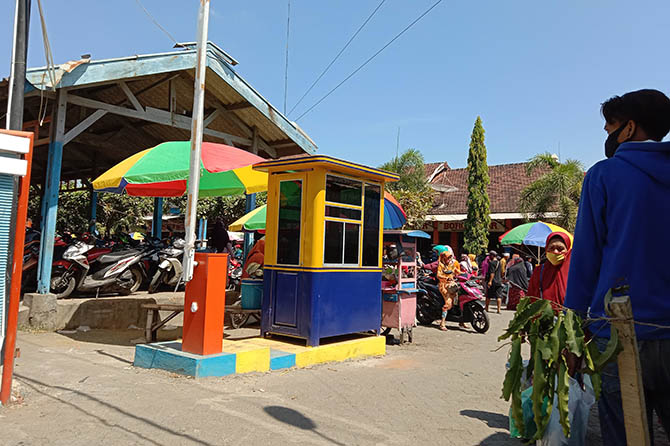 MASIH UJI COBA: Salah satu portal terpasang di pintu Pasar Maron, Kabupaten Probolinggo. Aktivasi portal yang menelan anggaran Rp 200 juta ini masih menunggu kesepakatan paguyuban pasar. (Dok. Radar Bromo)