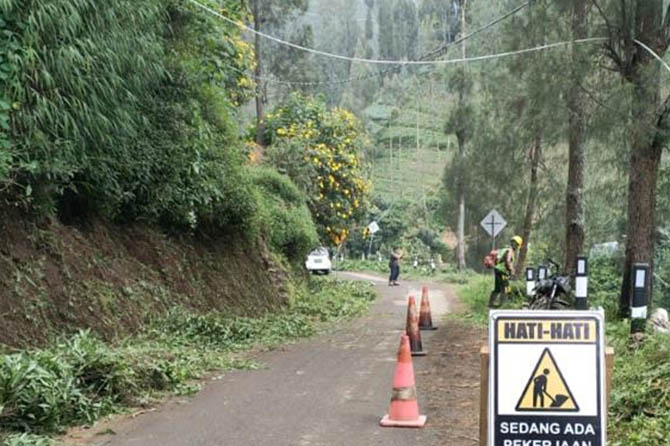 TAHAP AWAL: Pembersihan tepian jalan di Wonokitri, Tosari. (Foto: Bina Marga for Jawa Pos Radar Bromo)