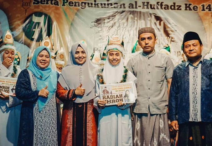 MASIH BELIA: Zarin (tengah) memegang hadiah trofi dan hadiah umrah atas hafal 30 juz Alquran bersama orang tuanya, Siti Aminah 51, dan Nur Nuhud (kanan-kiri Zarin). Ikut juga Hanifudin, (kemeja Dongker) dan Khoirul Idawati (hujab biru) pengasuh Pesantren