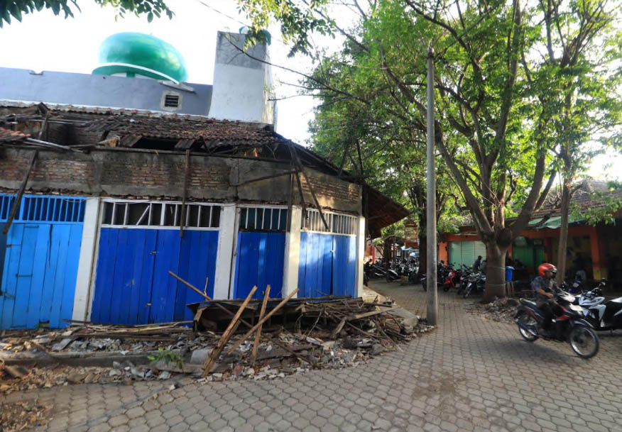 DIBENAHI: Kios eks pedagang burung di Pasar Kebonagung yang akan diperbaiki. (Foto: M Zubaidillah/Jawa Pos Radar Bromo)