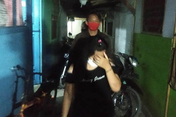 DIAMANKAN: Sejumlah PSK diamankan Satpol PP Kabupaten Pasuruan dari kawasan Pasar Bangil, Sabtu (1/5) malam. (Foto: Satpol PP Kabupaten Pasuruan for Jawa Pos Radar Bromo)