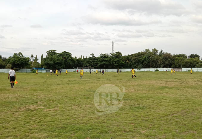 ASET PEMKAB: Tim sepak bola tengah berlatih tanding di Stadion Gelora Merdeka Kraksaan beberapa waktu lalu. Tahun ini stadion mendapat kucuran dana untuk perawatan. (Foto: Achmad Arianto/Jawa Pos Radar Bromo)