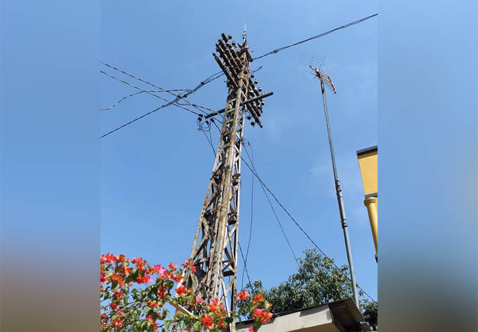 DITELUSURI: Tiang listrik di Kelurahan Pekuncen, Kelurahan Panggungrejo, Kota Pasuruan. Benda yang diduga ODCB ini raib. (Foto: dok Jawa Pos Radar Bromo)