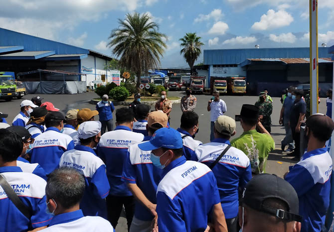 MINTA UMSK: Buruh yang berdemo di depan pabrik produksi air mineral dalam kemasan PT Tirta Sukses Perkasa, Desa Lemahbang, Kecamatan Sukorejo, Kamis 27/5) pagi. (Foto: Rizal F Syatori/Jawa Pos Radar Bromo)