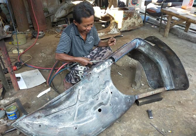 AHLI: Kasiyanto saat berada di bengkelnya. Dia sering dipercaya memodifikasi scooter. (Foto: Rizal F Syatori/Jawa Pos Radar Bromo)