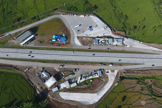 DIRIGID: Pengerjaan rest area tol Pandaan-Malang yang terus dikebut. (Istimewa)