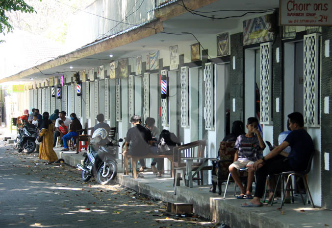 ANTRE: Suasana di lapak Barbershop Pasar Kebonagung, Selasa (11/5) pagi. Tempat ini selalu ramai bila menjelang Lebaran tiba. (Foto: M Zubaidillah/Jawa Pos Radar Bromo)
