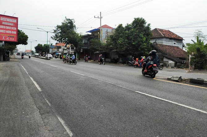 JALUR NASIONAL: Kendaraan yang melintas di sekitar simpang empat Sumur Mumbul di Glagahsari, Sukorejo. (Foto: Rizal F Syatori/Jawa Pos Radar Bromo)