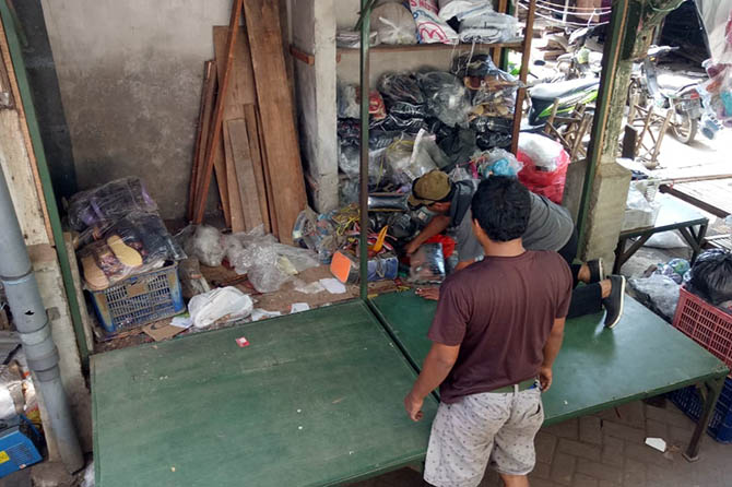 Pedagang mulai menempati stan relokasi. Sebagian malah membongkar kiosnya yang lama. (Foto: Mukhamad Rosyidi/Radar Bromo)