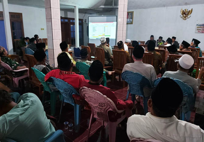 MEMPERTANYAKAN: Suasana pertemuan warga dan perangkat desa di Balai Desa Kepuh, Kejayan, Minggu 2/5) malam. (Foto: Mukhamad Rosyidi/Jawa Pos Radar Bromo)