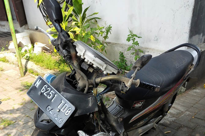 BARANG BUKTI: Motor korban saat diamankan di poslantas Sukorejo.