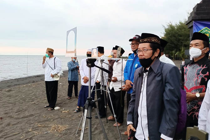 HILAL TAK KELIHATAN: Pemantauan Hilal di lokasi Pantai Duta, Desa  Randutatah, Kecamatan Paiton yang dilakukan oleh Tim Hisab Rukyah atau Rukyatul Hilal Kabupaten Probolinggo.