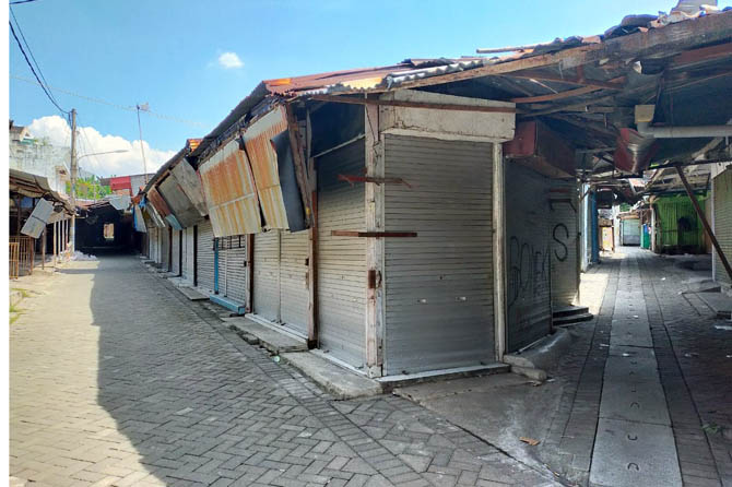 MANGKRAK: Salah satu sudut Pasar Lama Pandaan di Jalan Pahlawan Sunaryo. Saat itu bangunan tersebut mangkrak dan tak terawat. Hanya sebagian kecil lahan pasar lama yang terpakai untuk PKL.