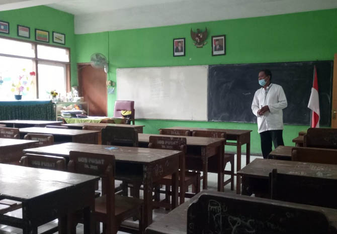 CEK KELAS: Persiapan guru di SDN Kandangsapi 2 sebelum pembelajaran tatap muka digelar. (Foto: Mukhamad Rosyidi/Jawa Pos Radar Bromo)