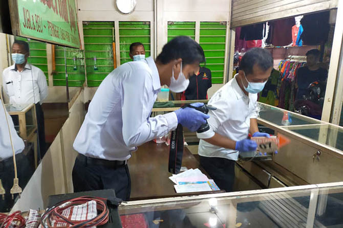 CARI JEJAK: Polisi saat melakukan olah TKP di toko perhiasan Berlian Jaya. (Foto: Dok. Radar Bromo)