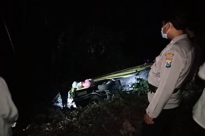 MALAM HARI: Elf berisikan belasan penumpang yang masuk jurang di Gunung Bekel, Tegalsiwalan, Kamis (3/6) malam. (Foto: Satlantas Polres Probolinggo for Jawa Pos Radar Bromo)