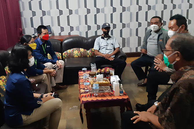DIMEDIASI: Polsek Dringu mempertemukan pihak keluarga yang mengangkut jenazah dengan motor roda tiga dengan RS Wonolangan. (Arif Mashudi/Radar Bromo)