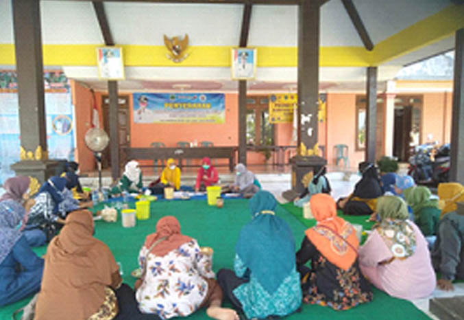 TANAMAN OBAT KELUARGA: Monitoring Taman Asuhan Mandiri di Desa Kambinganrejo oleh Tim Penggerak PKK Kecamataan Grati dan Puskesmas Kedawung Wetan. (Foto: Puskesmas Kedawung Wetan for Jawa Pos Radar Bromo)