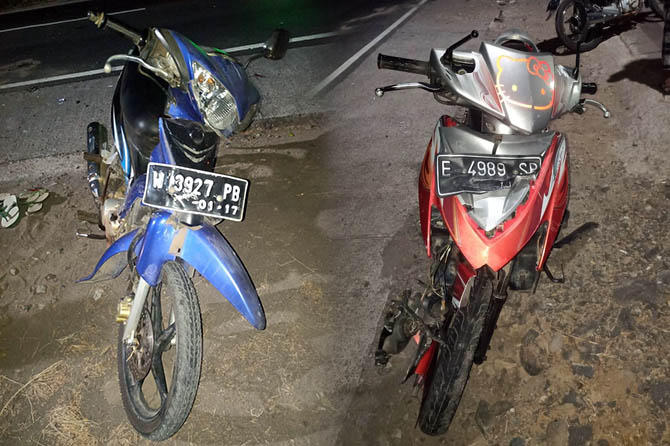 BARANG BUKTI: Dua motor yang terlibat tabrakan diamankan petugas.