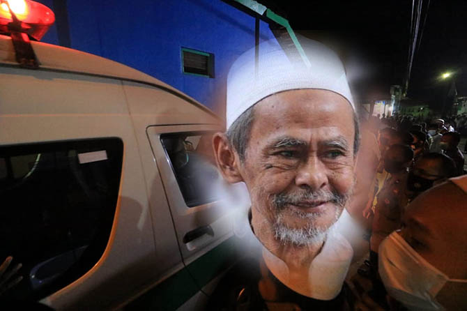 Ambulans yang membawa jenazah Kiai Nawawi saat tiba di area Ponpes Sidogiri. Inset Kiai Nawawi semasa hidup. (Mokhamad Zubaidillah/Radar Bromo)