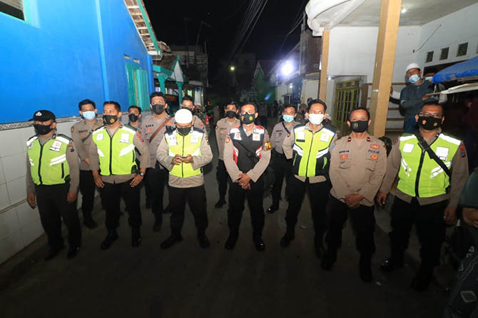 BERJAGA: Sejumlah petugas kepolisian membentuk barikade untuk menghalau warga yang hendak masuk ke area ponpes Sidogiri. (Mokhamad Zubaidillah/Radar Bromo)