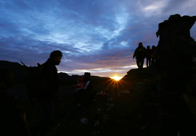 TAHUN LALU: Suasana Yadnya Kasada yang digelar tahun lalu. Karena masih situasi pandemi, ritual masyarakat Tengger yang bakal digelar 24 Juni itu juga dibatasi. (Foto: Dok. Radar Bromo)