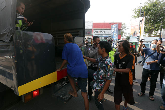 DIAMANKAN: Sejumlah anjal diamankan Satlantas Polres Probolinggo dari Pertigaan King, Kota Probolinggo, Senin (14/6). Mereka dibawa ke Mapolresta untuk dibina. (Zainal Arifin/Jawa Pos Radar Bromo)