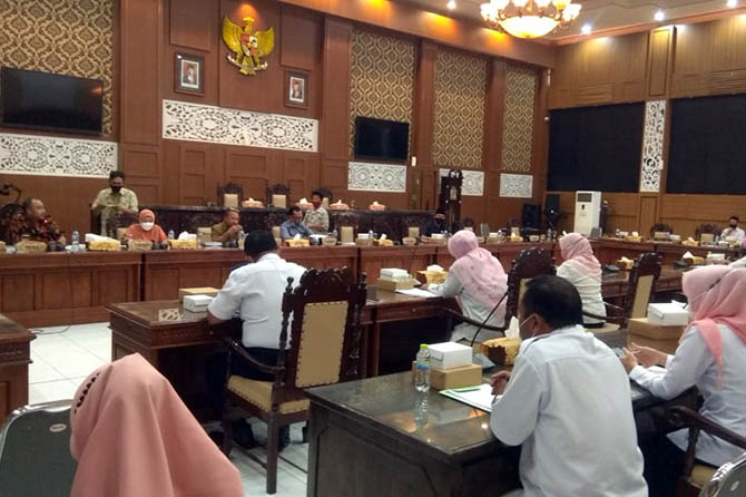 BAHAS LHP BPK: Banggar dan Eksekutif saat rapat membahas LHP BPK, Rabu (16/6). (Foto: Rizky Putra Dinasti/Jawa Pos Radar Bromo)