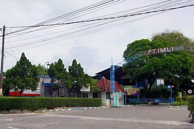 ASAP PABRIK DIKELUHKAN: Kondisi area depan PT IMLI. Warga sekitar mengeluhkan limbah asap dari pabrik setempat. namun, manajemen memastikan sudah sesuai baku mutu. (Foto: Iwan Andrik/ Radar Bromo)