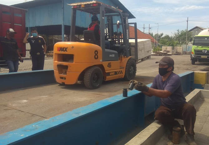 DITERA: Petugas tera ulang melakukan kalibrasi jembatan timbang, Kamis (17/6). (Foto: Rizky Putra Dinasti/Jawa Pos Radar Bromo)