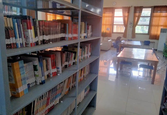 LENGANG: Suasana di Perpustakaan Sekargadung yang nampak sepi. (Foto: M Busthomi/Jawa Pos Radar Bromo)