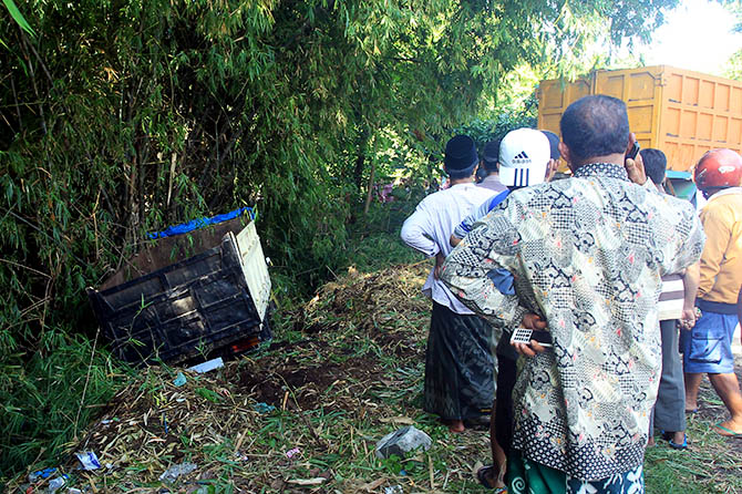 EVAKUASI: Sejumlah warga menyaksikan proses evakuasi sebuah truk yang masuk sungai di Jalan Raya Bromo, Desa Sepuhgempol, Kecamatan Wonomerto, kemarin (26/6). (Zainal Arifin/Jawa Pos Radar Bromo)