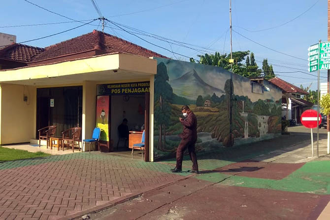 SATU KOMPLEKS: Rumah dinas kejaksaan yang berada di satu kompleks dengan kantor Kejaksaan Negeri Kota Probolinggo di Jalan Mastrip. Rumah inilah yang akan dibenahi dengan menggunakan APBD tahun 2021. (Foto: Rizky Putra Dinasti/Jawa Pos Radar Bromo)