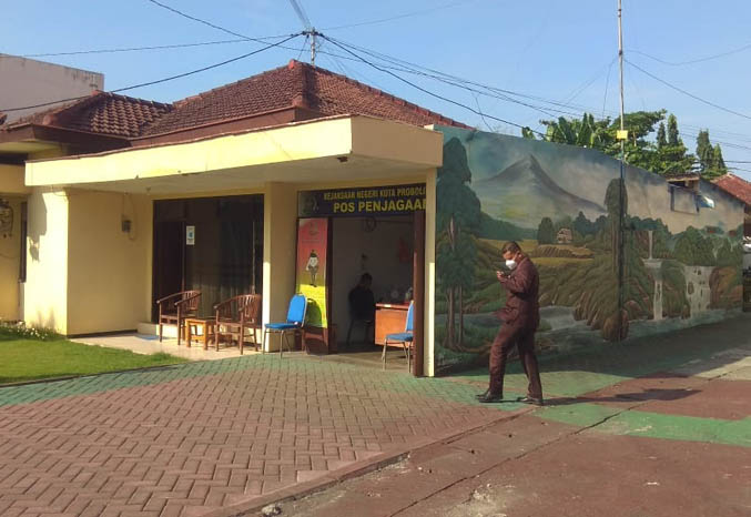 SATU KOMPLEKS: Rumah dinas kejaksaan yang berada di satu kompleks dengan kantor Kejaksaan Negeri Kota Probolinggo di Jalan Mastrip. Rumah inilah yang akan dibenahi dengan menggunakan APBD tahun 2021. (Foto: Rizky Putra Dinasti/Jawa Pos Radar Bromo)