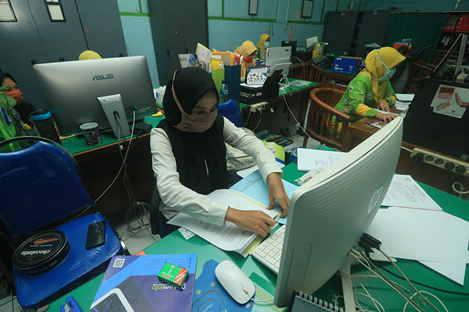 TPP BELUM CAIR: Sejumlah ASN di Pemkab Pasuruan saat bekerja. Mereka sejauh ini menunggu pencairan TPP. (Dok. Radar Bromo)