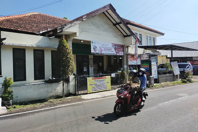MASIH TUTUP: Puskesmas Bulukandang yang masih ditutup usai ada kasus sejumlah nakes positif covid. (Rizal Syatori/Radar Bromo)