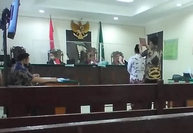 SAKSI: Mustasyar DPC PKB Kabupaten Probolinggo, KH Saiful Hadi mengikuti sidang di PN Kraksaan, Kamis (3/6) lalu.