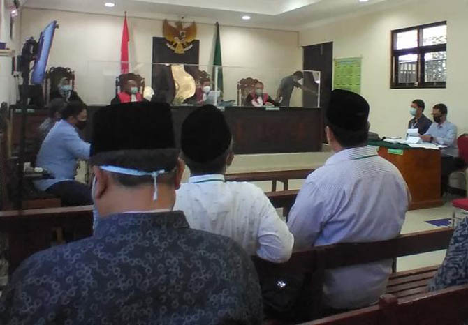 PEMBUKTIAN: Suasana sidang perkara Eny Kusrini di PN Kraksaan, Senin (7/6) sore. (Foto: Istimewa)