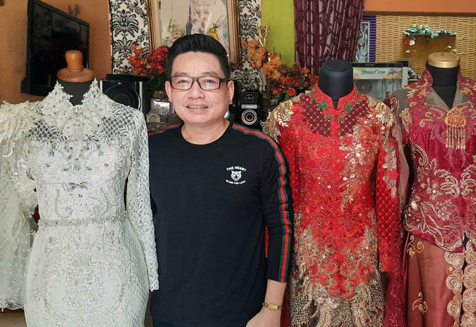 KENYANG PENGALAMAN: Yudha bersama karya rancangannya. (Foto: Fahrizal Firmani/Jawa Pos Radar Bromo)