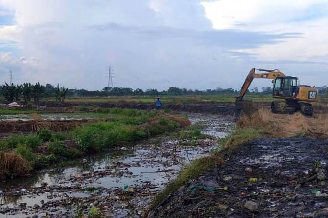 NORMALISASI: Alat berat mengeruk Kali Kendal untuk mencegah banjir dan mengembalikan fungsinya sebagai jaringan irigasi. (Iwan Andrik/Radar Bromo)