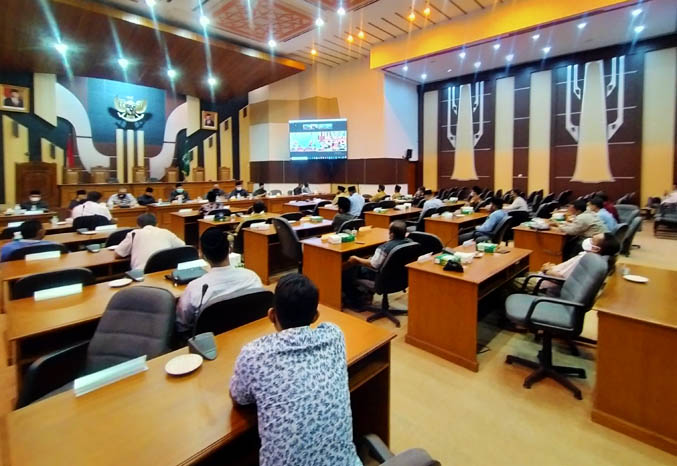 VIRTUAL: Hearing warga Lekok dan Nguling dengan DPRD Kabupaten Pasuruan di kantor DPRD menuntut penyelesaian konflik agraria dengan TNI AL selama ini. (Foto: Iwan Andrik/Jawa Pos Radar Bromo)