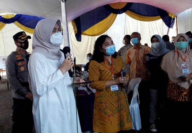 Bupati Probolinggo P Tantriana Sari saat memantau pelaksanaan pilkades tahap pertama. Senin (9/8) kades terpilih bakal dilantik secara virtual. (Foto: Dok. Radar Bromo)